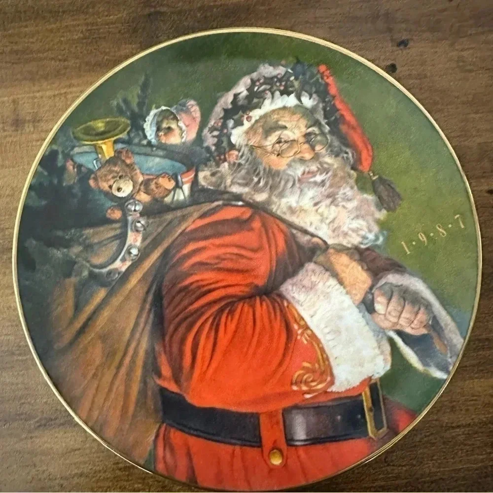 Avon The Magic That Santa Brings 1987 Gold Trimmed Vintage Decor Plate